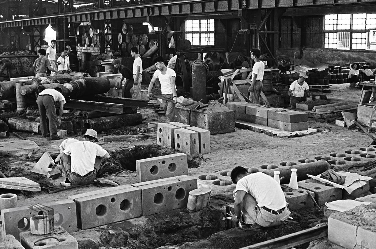圖2 唐榮鐵工廠內工人忙碌工作的情景